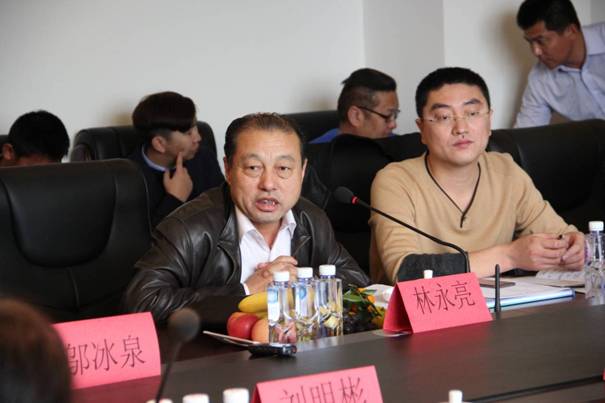 內蒙古農牧業(yè)產業(yè)化龍頭企業(yè)協(xié)會執(zhí)行會長林永亮主持會議.JPG