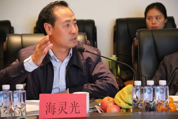 海南省內蒙古商會會長、內蒙古農牧業(yè)產業(yè)化龍頭企業(yè)協(xié)會海南辦事處主任海靈光介紹對接情況.JPG