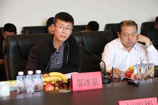 內蒙古自治區(qū)農牧業(yè)廳市場信息處副處長鄔冰泉做資源情況介紹.JPG
