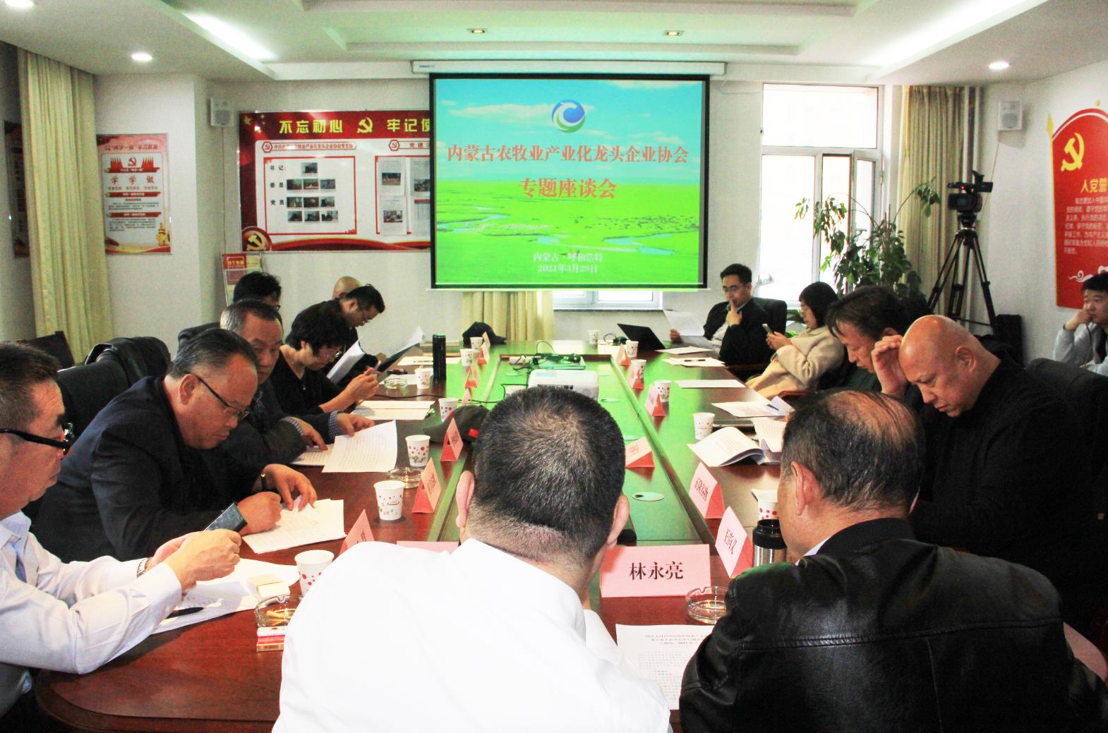建言獻(xiàn)策，充分發(fā)揮協(xié)會(huì)的組織協(xié)調(diào)能力